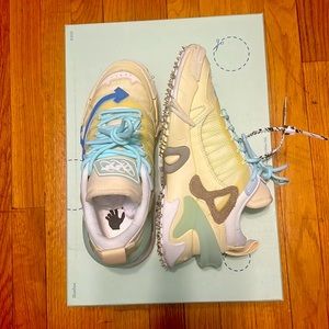 Lightly worn ONCE. This style really doesn’t fit me.